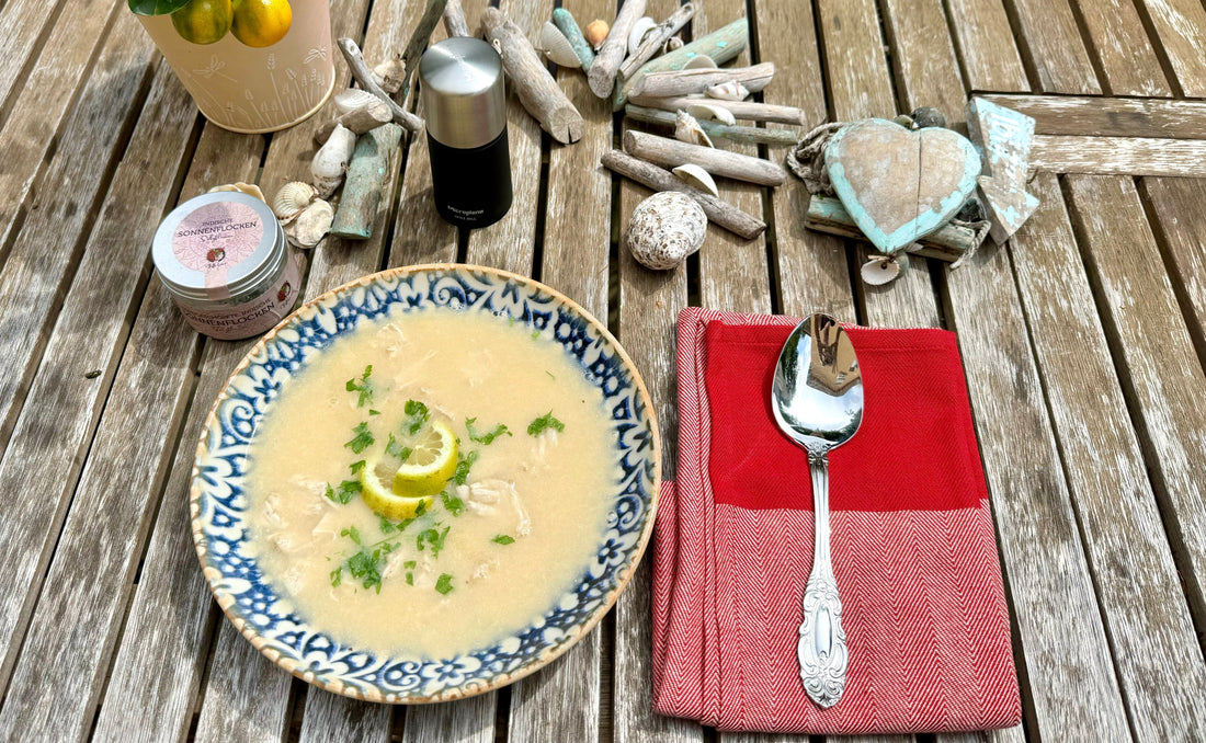 Avgolemono-Suppe - cremige Zitronen-Eier-Suppe mit Reis und Hühnchen