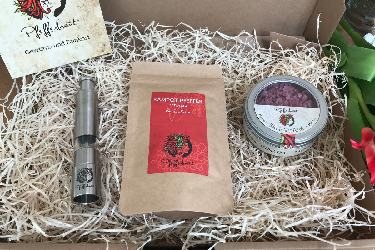 Geschenkset Mühle mit schwarzem Kampot Pfeffer und Sale vinum – Pfefferbraut